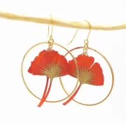 Ginko Blatt Ohrringe umrahmt von zwei goldenen Creolen.