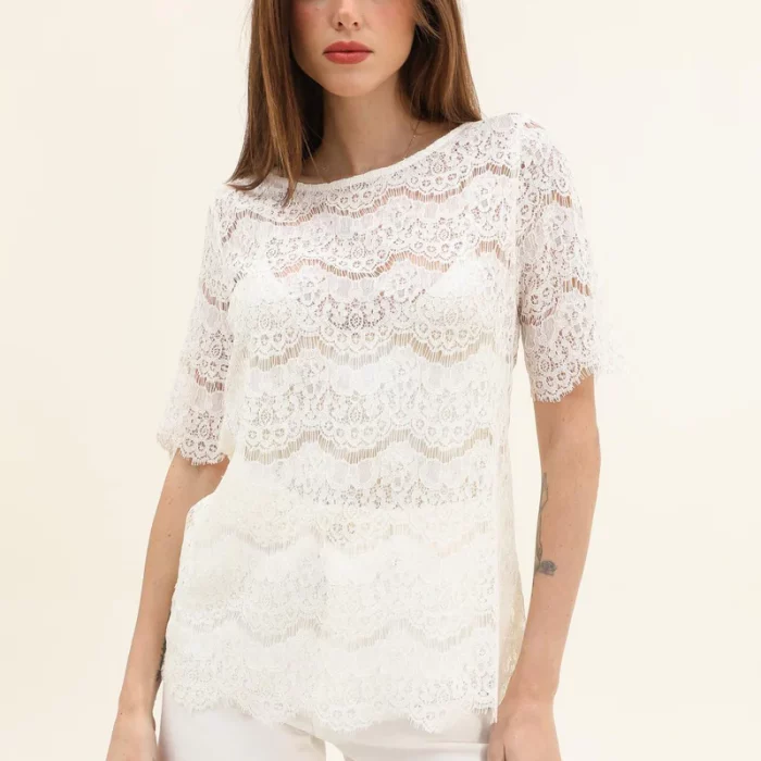 Haut en dentelle blanc cassé élégant et raffiné