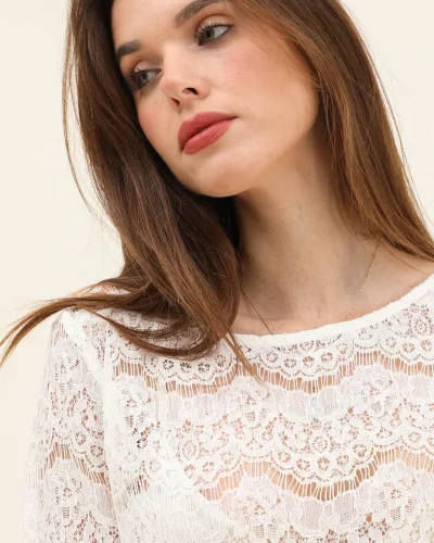 Haut en dentelle blanc cassé élégant et raffiné