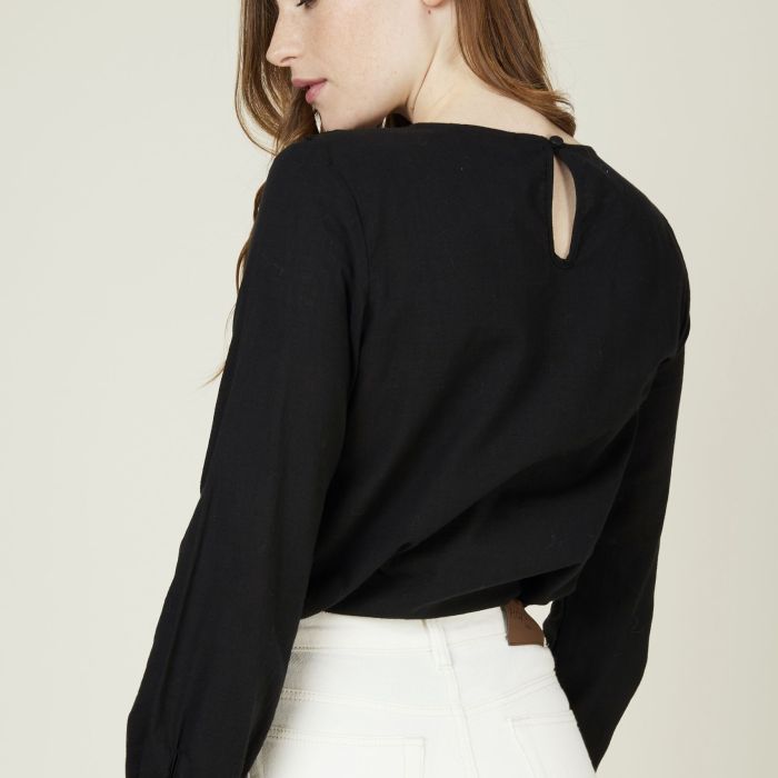 Blouse en coton noir avec ruban de dentelle sur décolleté et poignets