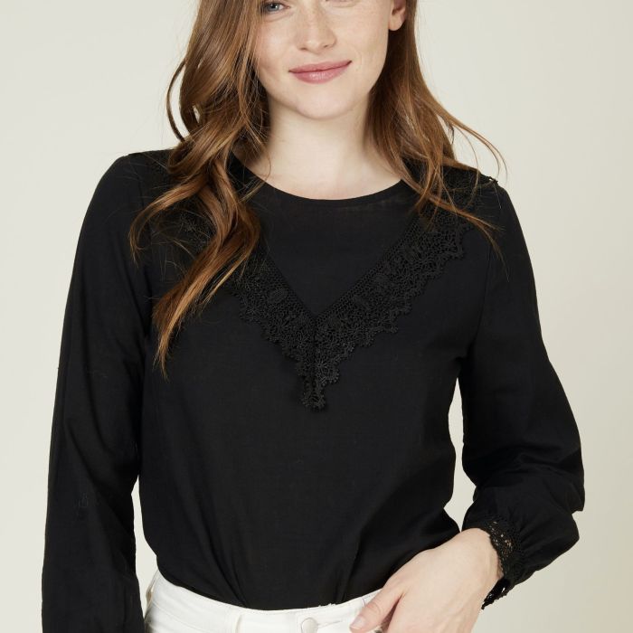 Blouse en coton noir avec ruban de dentelle sur décolleté et poignets