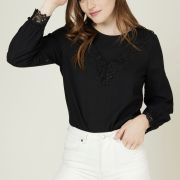 Blouse en coton noir avec ruban de dentelle sur décolleté et poignets