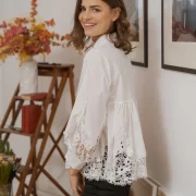 Romantische, raffinierte Baumwollbluse mit eingelegter Spitze