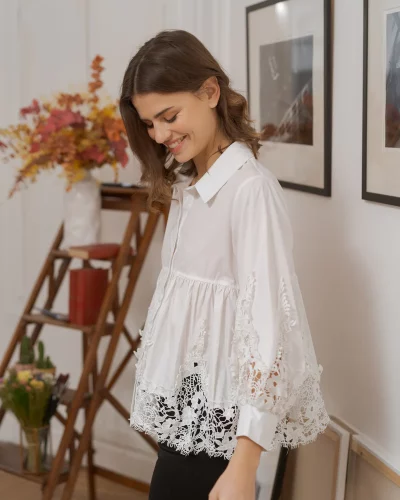 Chemisier raffiné romantique en coton avec dentelle incrustée