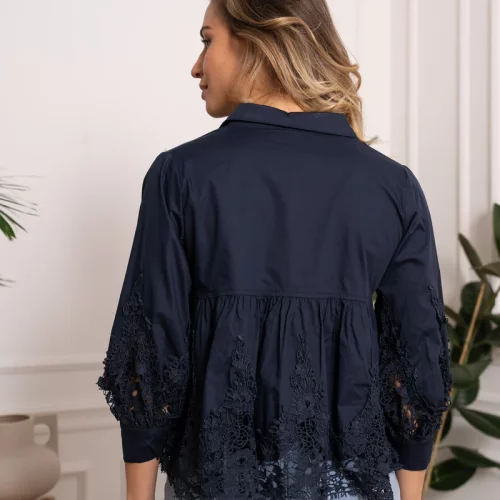 Romantische, raffinierte Baumwollbluse mit eingelegter Spitze