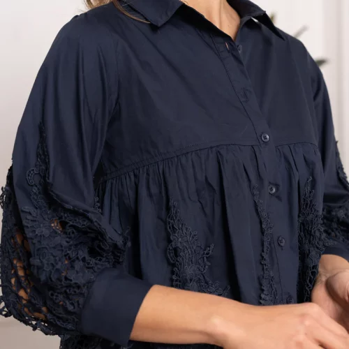 Romantische, raffinierte Baumwollbluse mit eingelegter Spitze