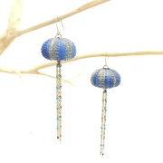 Boucle d’oreilles pendantes oursin avec chaînettes colorées