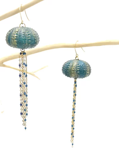 Boucle d&rsquo;oreilles pendantes oursin avec chaînettes colorées
