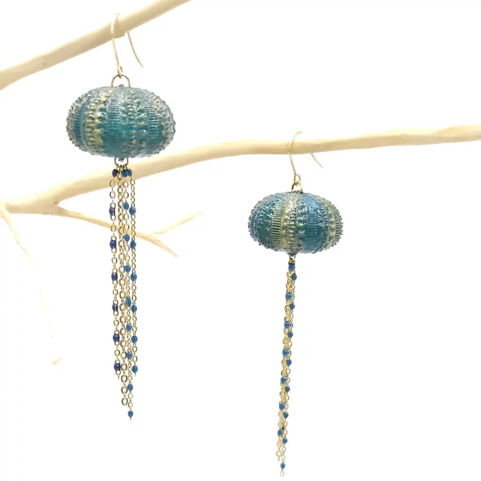 Boucle d&rsquo;oreilles pendantes oursin avec chaînettes colorées