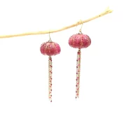 Boucle d’oreilles pendantes oursin avec chaînettes colorées