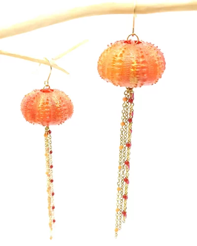 Boucle d&rsquo;oreilles pendantes oursin avec chaînettes colorées