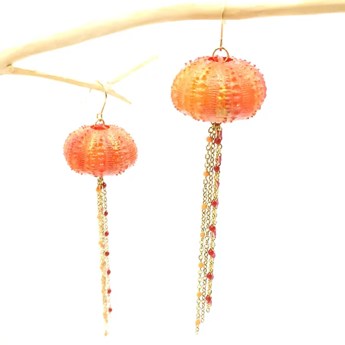 Boucle d&rsquo;oreilles pendantes oursin avec chaînettes colorées