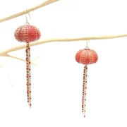 Boucle d’oreilles pendantes oursin avec chaînettes colorées