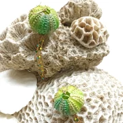 Boucle d’oreilles pendantes oursin avec chaînettes colorées