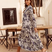 Marineblaues Baumwoll-Maxikleid mit Blumenmuster und ausgestellter Silhouette und lockerem Rüschen