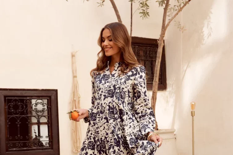 Robe longue en coton imprimé floral bleu marine  silhouette évasée à volant ample