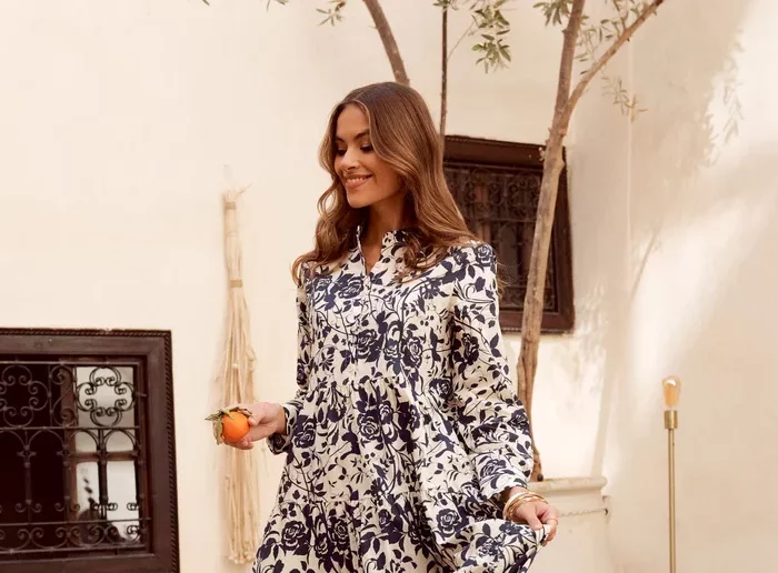 Robe longue en coton imprimé floral bleu marine  silhouette évasée à volant ample