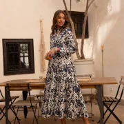 Marineblaues Baumwoll-Maxikleid mit Blumenmuster und ausgestellter Silhouette und lockerem Rüschen