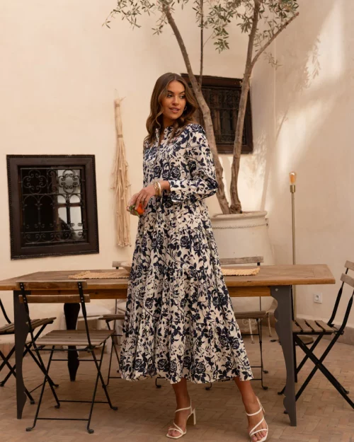 Marineblaues Baumwoll-Maxikleid mit Blumenmuster und ausgestellter Silhouette und lockerem Rüschen