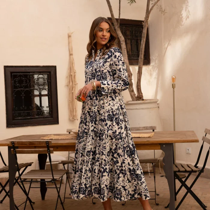 Robe longue en coton imprimé floral bleu marine  silhouette évasée à volant ample