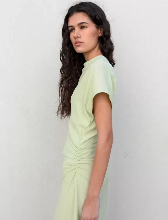 Robe longue drapée menthe pastel  encolure haute dos en V et fente élégante