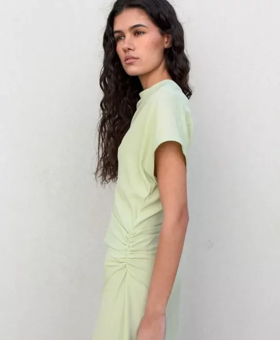 Robe longue drapée menthe pastel  encolure haute dos en V et fente élégante