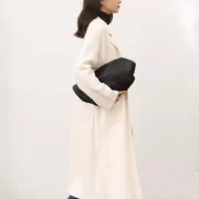 Manteau long en maille crème de coupe droite avec col à revers et poches plaquées