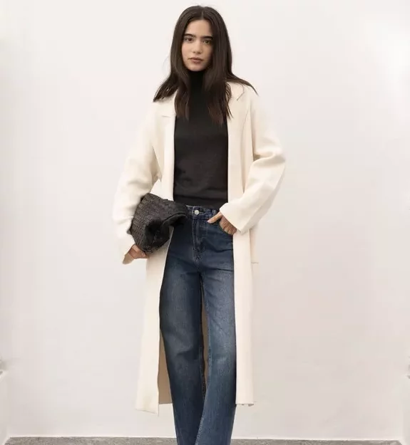 Manteau long en maille crème de coupe droite avec col à revers et poches plaquées