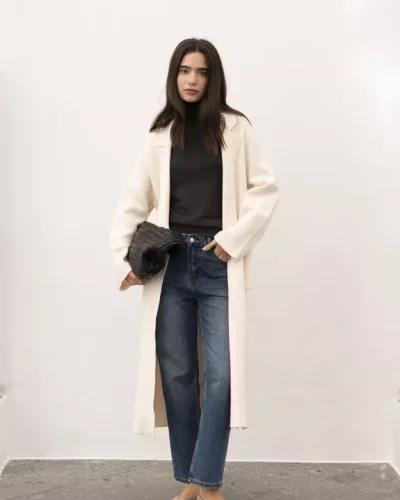 Gerader geschnittener cremefarbener Strickmantel mit Reverskragen und Patchtaschen