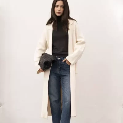 Manteau long en maille crème de coupe droite avec col à revers et poches plaquées