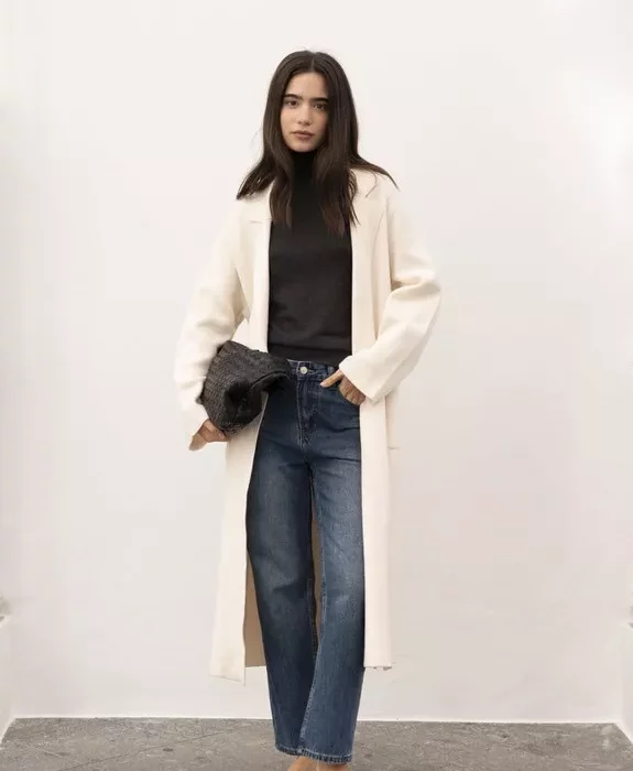 Manteau long en maille crème de coupe droite avec col à revers et poches plaquées