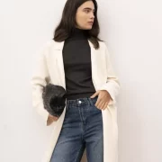 Manteau long en maille crème de coupe droite avec col à revers et poches plaquées