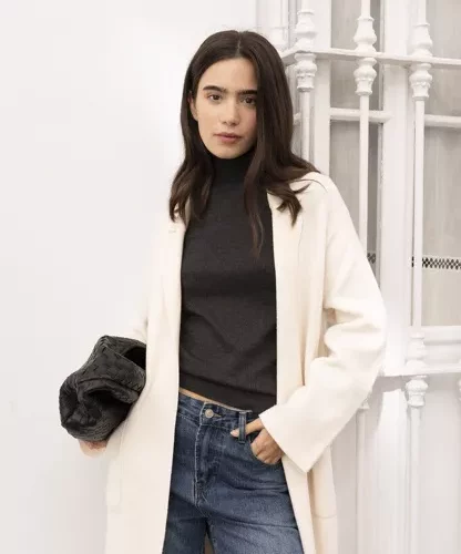 Gerader geschnittener cremefarbener Strickmantel mit Reverskragen und Patchtaschen