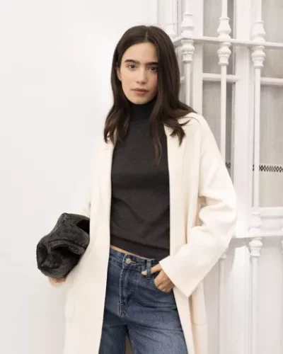 Gerader geschnittener cremefarbener Strickmantel mit Reverskragen und Patchtaschen