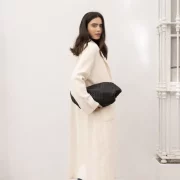 Manteau long en maille crème de coupe droite avec col à revers et poches plaquées