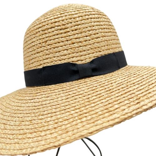 Geflochtener goldener Raffia-Sommerhut mit schwarzem Band