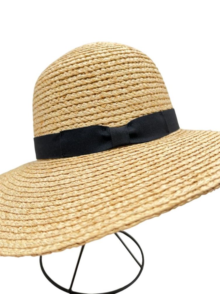 Chapeau d’été en raphia doré tressé avec ruban noir