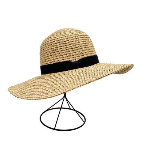 Geflochtener goldener Raffia-Sommerhut mit schwarzem Band