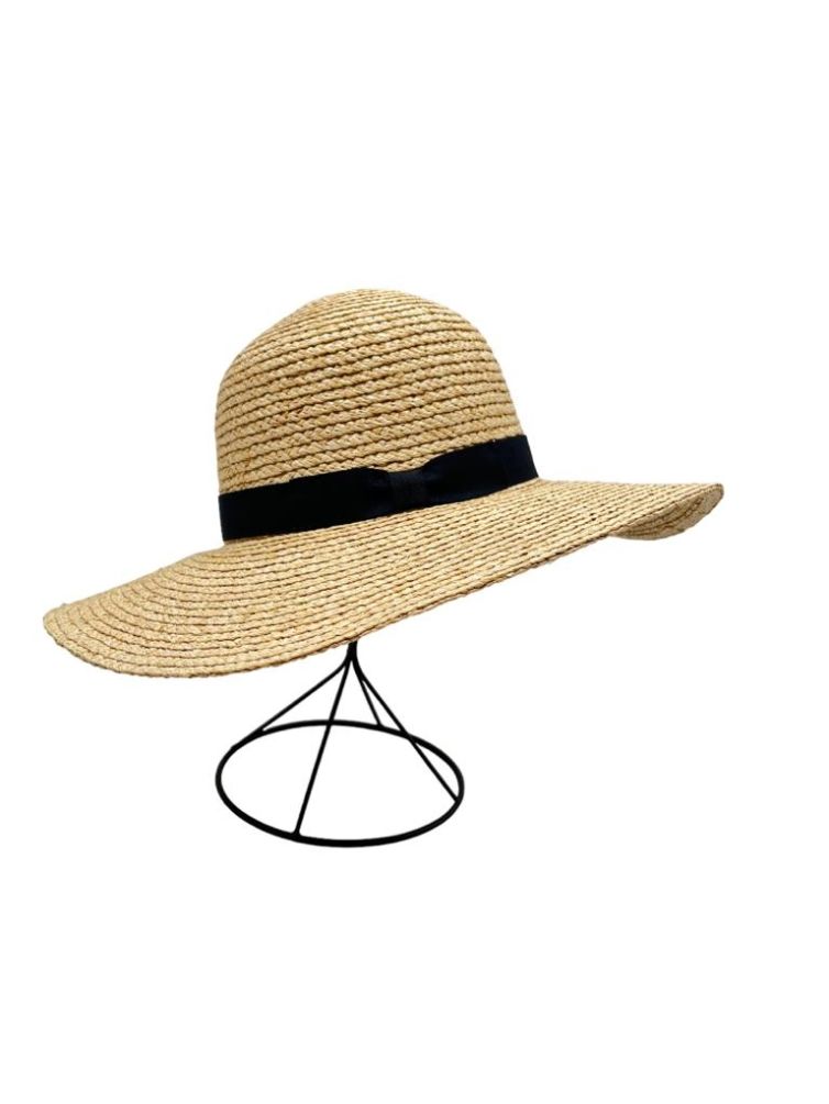 Chapeau d’été en raphia doré tressé avec ruban noir
