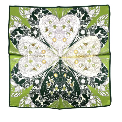 Grünes Seiden-Quadrat-Schal-Herz mit Blumenmuster im Kleeherz