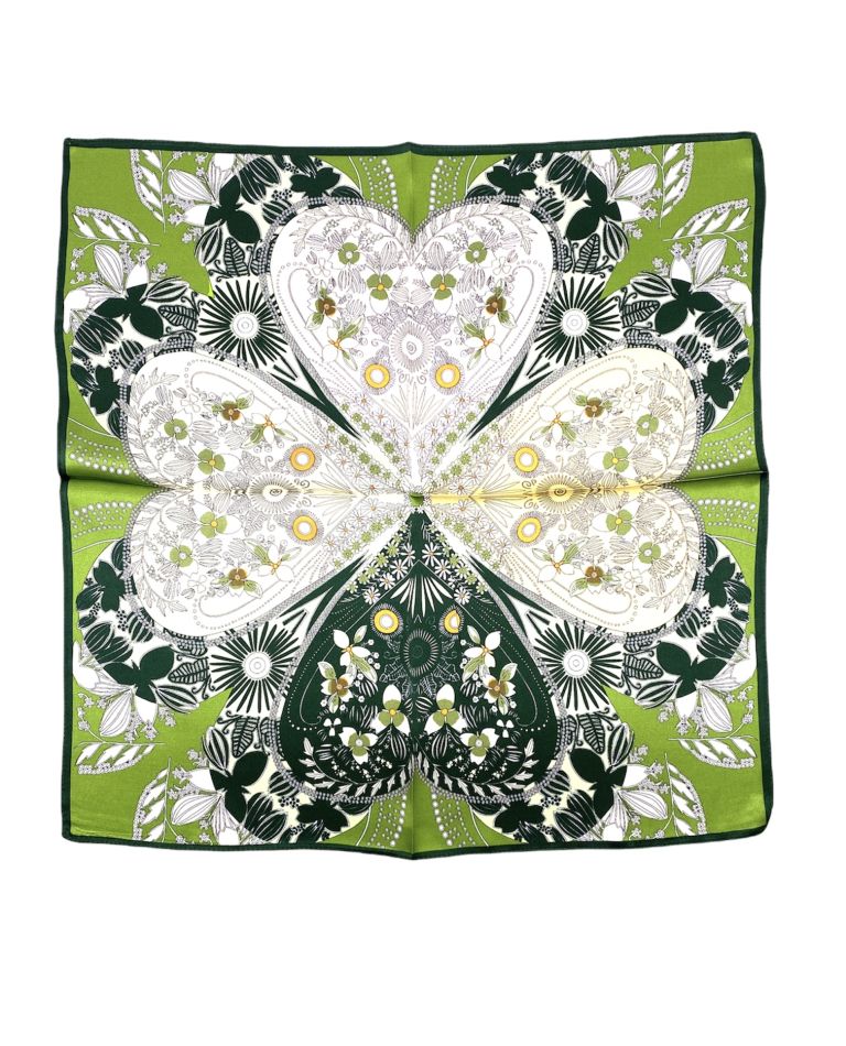 Foulard carré de soie vert motif floral coeur en trèfle cœur