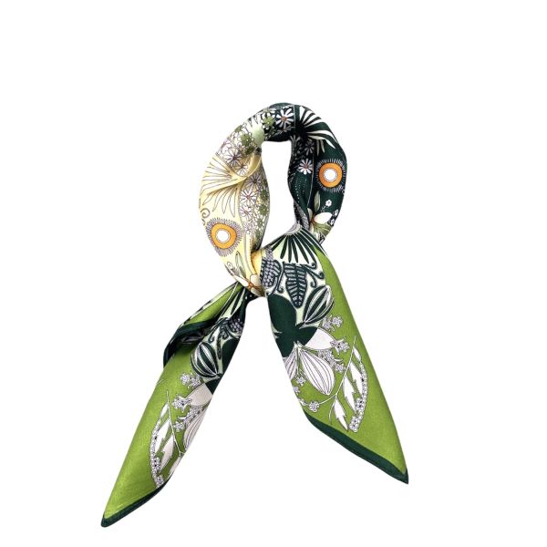Foulard carré de soie vert motif floral coeur en trèfle cœur