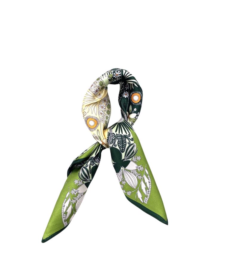 Foulard carré de soie vert motif floral coeur en trèfle cœur