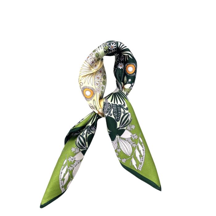 Foulard carré de soie vert motif floral coeur en trèfle cœur