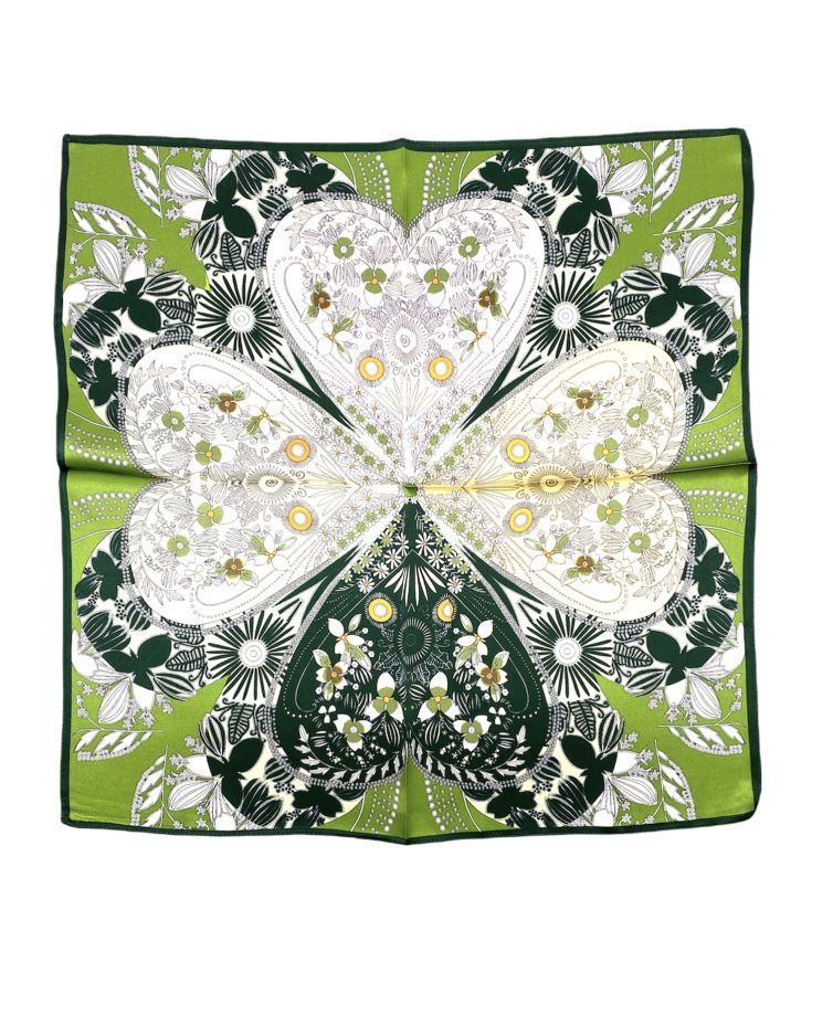 Foulard carré de soie vert motif floral coeur en trèfle cœur