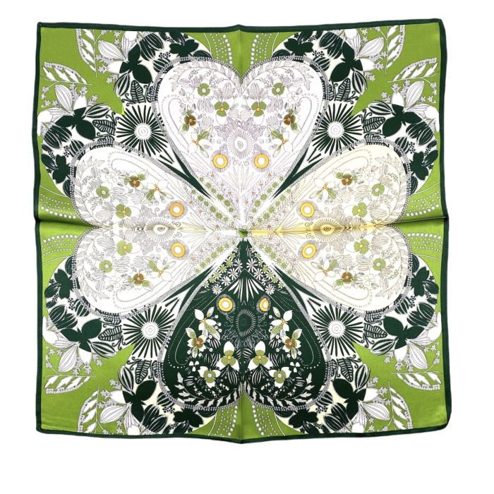 Foulard carré de soie vert motif floral coeur en trèfle cœur