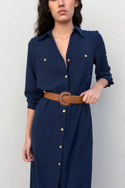 Robe chemise avec ceinture tressée manches longues et poches plaquées