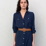 robe chemise marine à poches apliquée et ceinture tressée