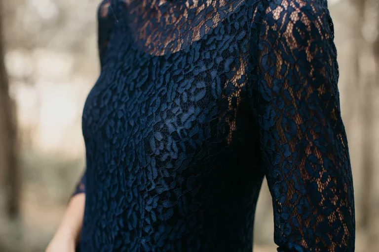 Robe de soirée longue en dentelle marine et dos décolleté