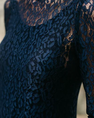 Robe de soirée longue en dentelle marine et dos décolleté